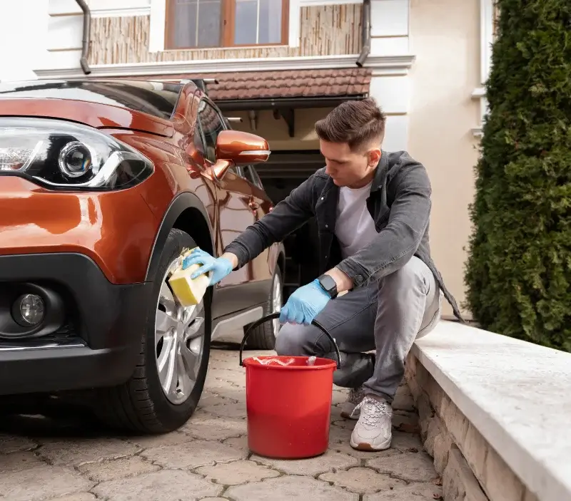 Lavage auto à domicile Gimeux : professionnel intervenant sur un véhicule